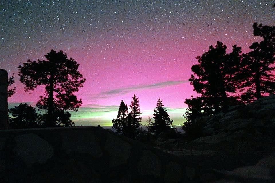 Aurora boreal captada desde el Observatorio de San Pedro Mártir en Baja California por el doctor José Sergio Silva Cabrera, investigador adscrito al Instituto de Astronomía de la UNAM.