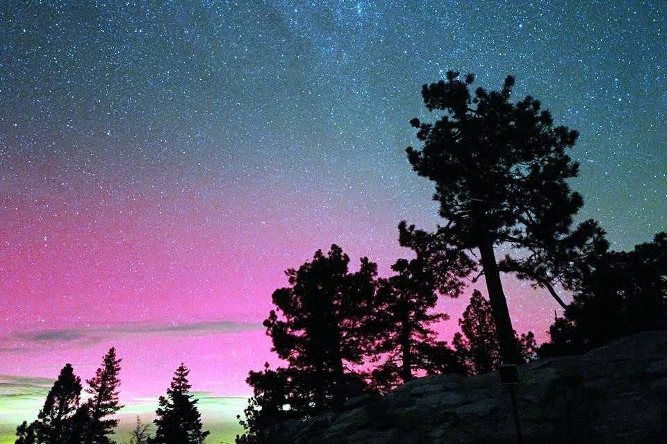 Investigadores de la UNAM han informado que las auroras boreales son producto de la tormenta geomagnética provocada por la actividad del Sol.