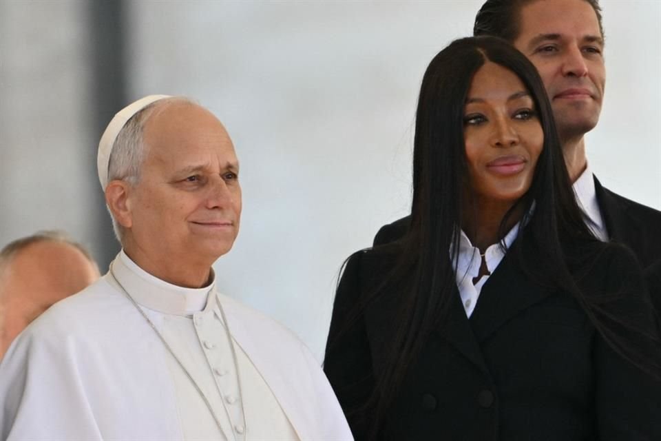 El Papa León XIV recibió este miércoles en su audiencia general semanal a la supermodelo Naomi Campbell, quien le regaló un peculiar libro.
