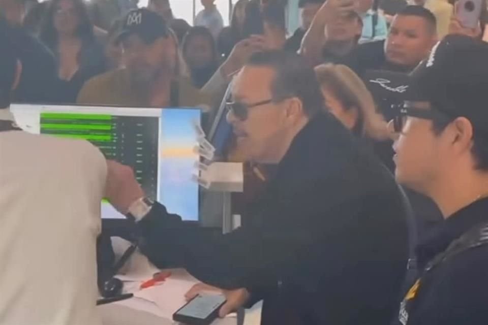 Tras protagonizar un altercado en el Aeropuerto de Tijuana por el retraso de un vuelo, Julio Preciado se disculpó con el personal de la aerolínea.