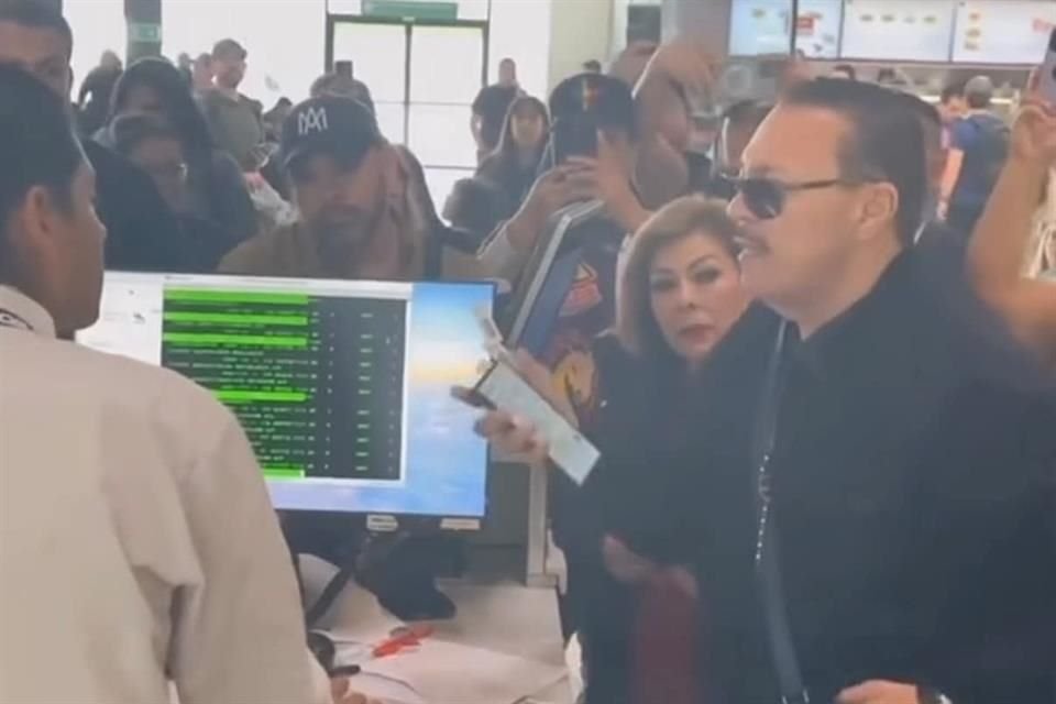 La razón de la molestia  fue el retraso de su vuelo rumbo a Mazatlán.