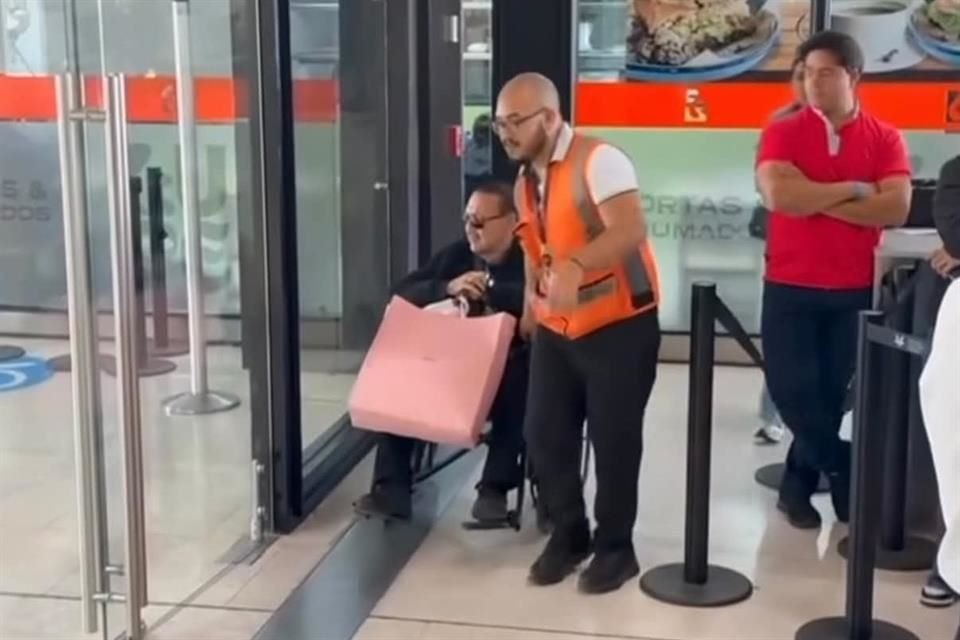 Asimismo, aclaró por qué, aunque se le ve de pie al inicio del video, después aparece en sillas de ruedas siendo ingresado al avión de forma prioritaria.