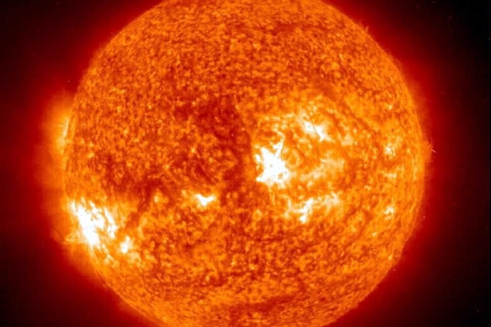 Imagen tomada por la NASA en 2024, cuando el Sol emitió una gigantesca erupción de gas. La de estos días, afirma el geólogo Alejandro Salazar, es de menor intensidad y descarta posibles afectaciones.