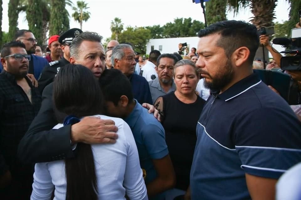 El Gobernador Pablo Lemus abrazó a familiares de las agentes viales asesinadas.