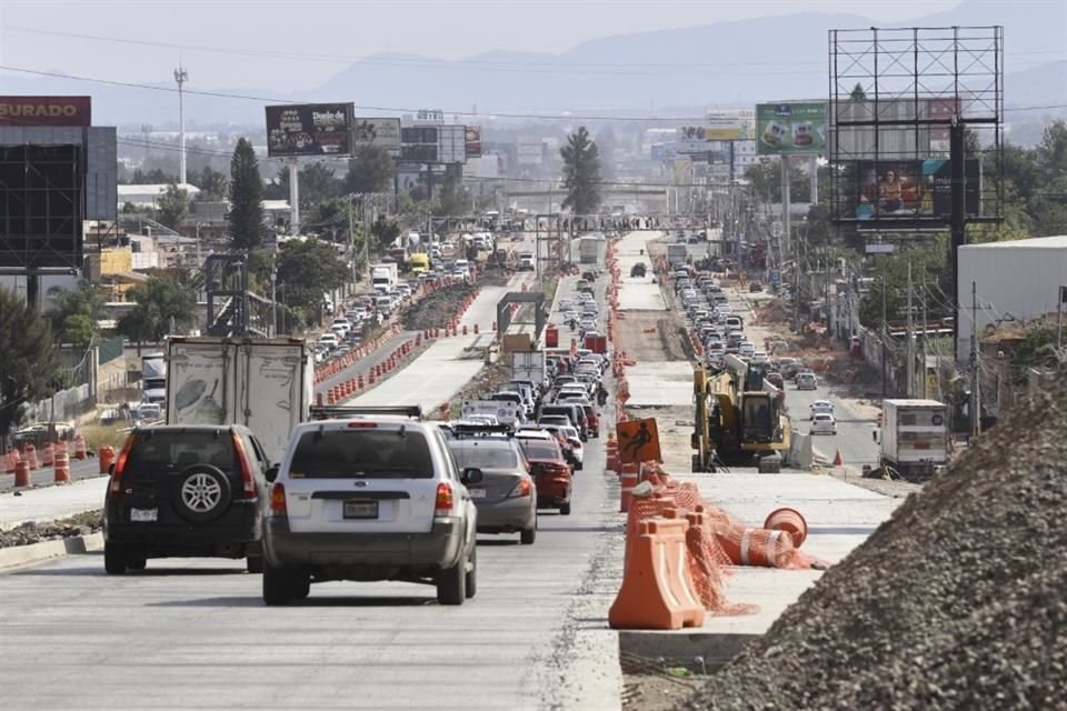 Para cumplir el plazo que fijó el Gobernador de Jalisco, empresas contratistas aceleran obras en Carretera a Chapala y Camino Real a Colima.