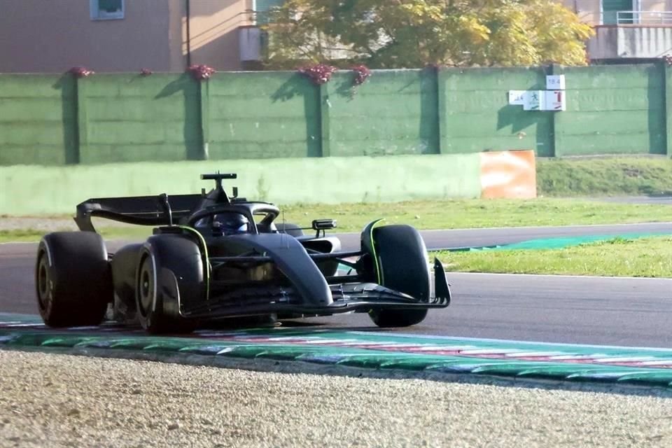 El Ferrari que manejó Checo fue pintado de negro.