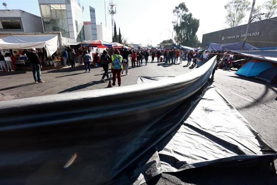 Los maestros permanecerán en plantón hasta mañana.