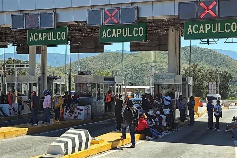 Maestros de la Ceteg en la caseta de Palo Blanco de la Autopista del Sol.