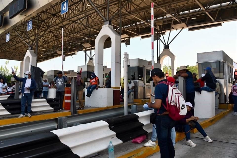 Los integrantes de la CETEG, que exigen la abrogación de la Ley del ISSSTE, en la caseta de La Venta.