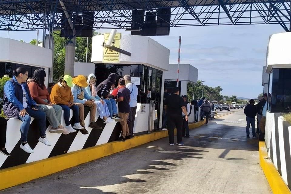 En Chiapas, la CNTE protesta con la toma de casetas de peaje, el bloqueo de dependencias gubernamentales y la ocupación de comercios transnacionales.