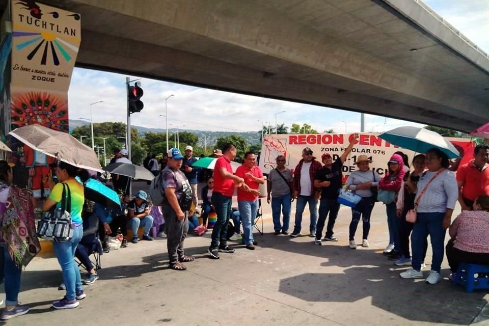 En al menos 6 entidades, la CNTE protesta con la toma de casetas de peaje, el bloqueo de dependencias gubernamentales y la ocupación de comercios transnacionales.