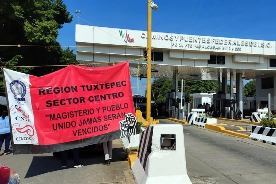 En Oaxaca, la CNTE protesta con la toma de casetas de peaje, el bloqueo de dependencias gubernamentales y la ocupación de comercios transnacionales.