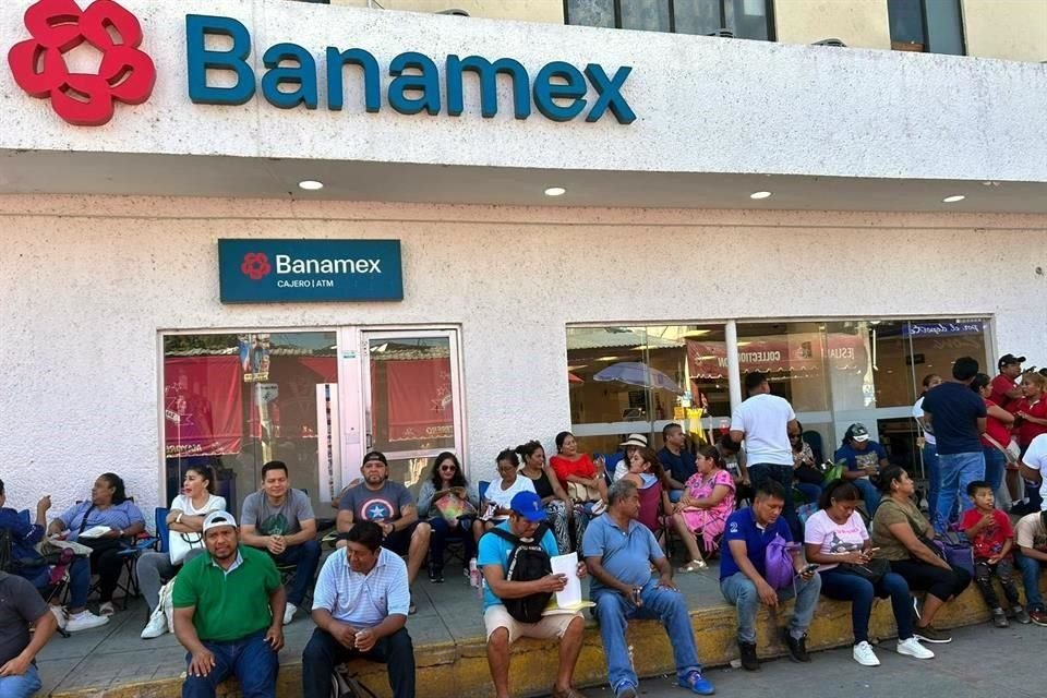 En Oaxaca la CNTE protesta con la toma de casetas de peaje, el bloqueo de dependencias gubernamentales y la ocupación de comercios transnacionales.
