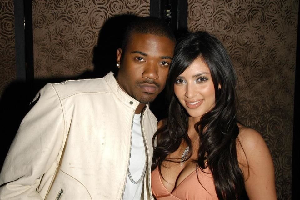 Ray J demandó a su ex, Kim Kardashian, y a su madre, Kris Jenner, por supuestamente revelar secretos sobre su video sexual con Kim.