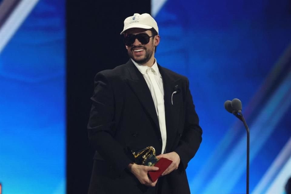 Bad Bunny se llevó cinco premios, incluído Álbum del Año, por su 'Debí Tirar Más Fotos'.