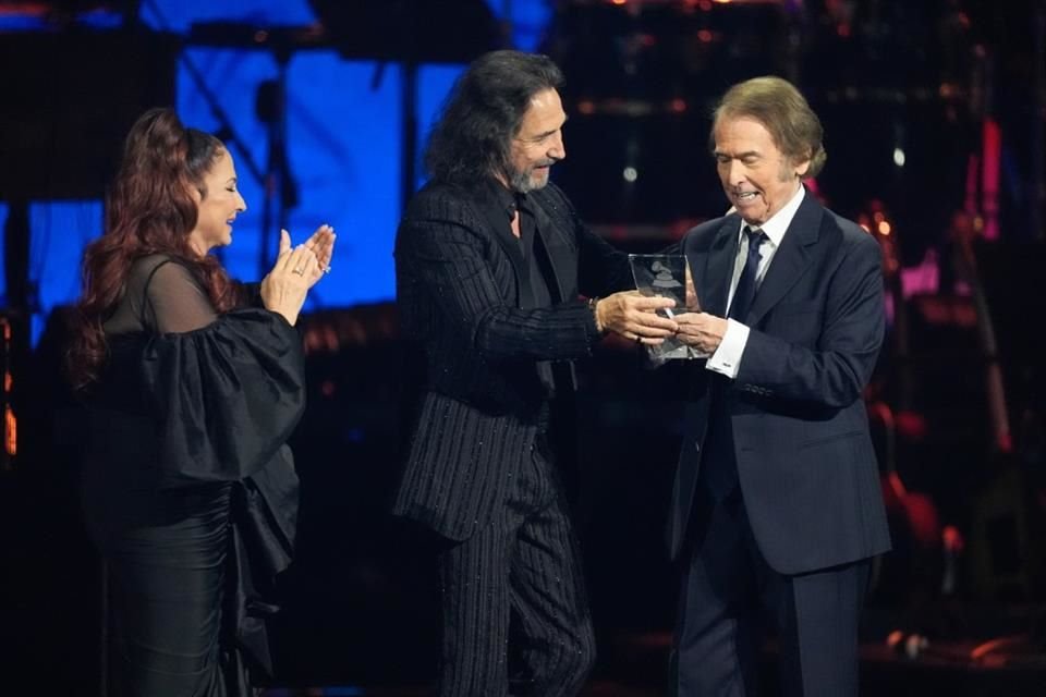 Gloria Estefan y Marco Antonio Solís le dieron a Raphael su reconocimiento como Persona del Año.