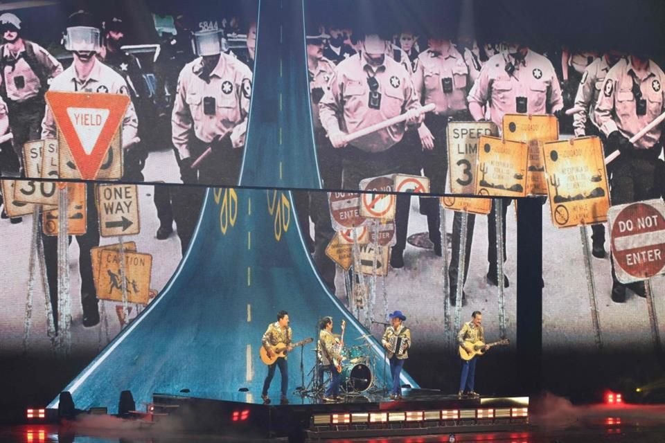 Los Tigres del Norte hicieron un show cargado de conciencia política y mucho corazón migrante.