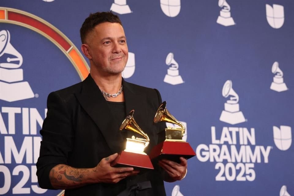 Alejandro Sanz posó en la sala de prensa con el premio a Grabación del Año por 'Palmeras En El Jardín' y el premio a Mejor Álbum Pop Contemporáneo por '¿Y Ahora Qué?'.