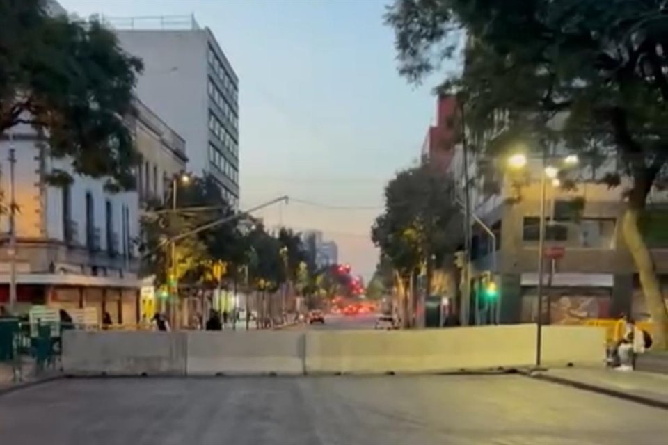 A un día de la movilización de la Generación Z, el acceso al Zócalo amaneció con nuevas barreras de concreto instaladas en el Centro.
