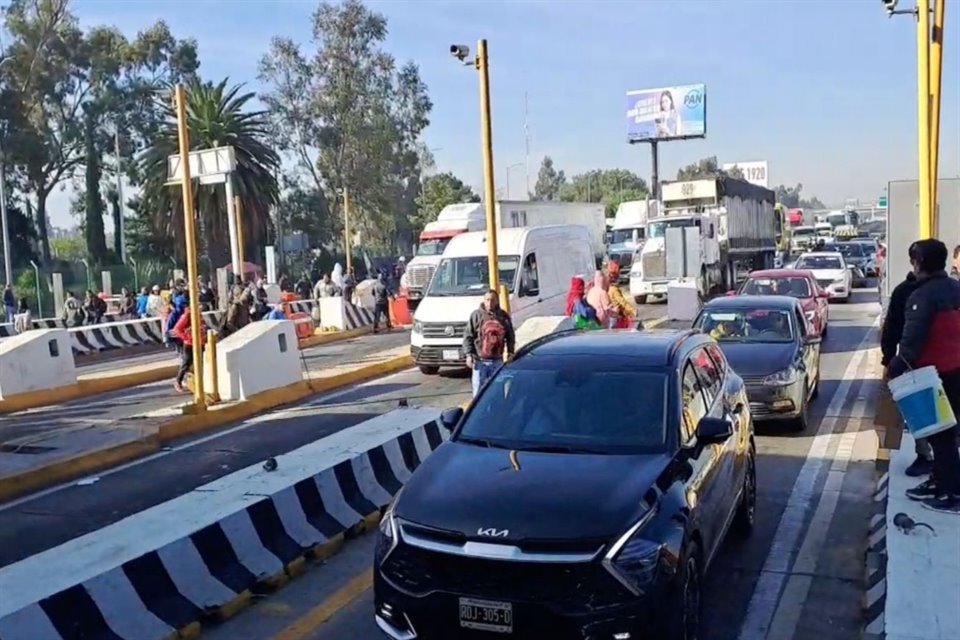 Aspecto de la protesta de la CNTE en la caseta de San Marcos, en la Autopista México-Puebla.