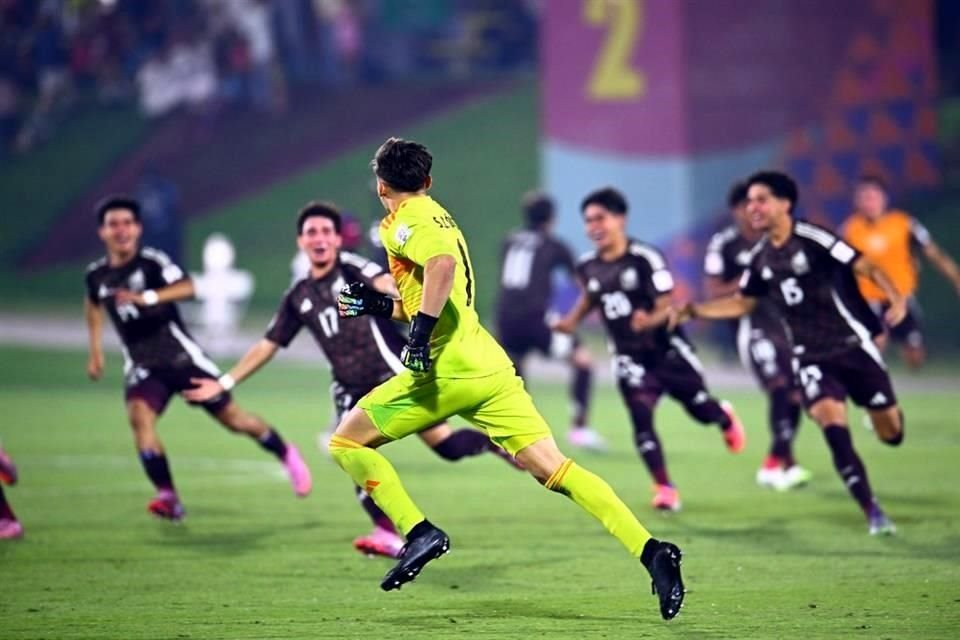 Santiago López pasó de villano a héroe.