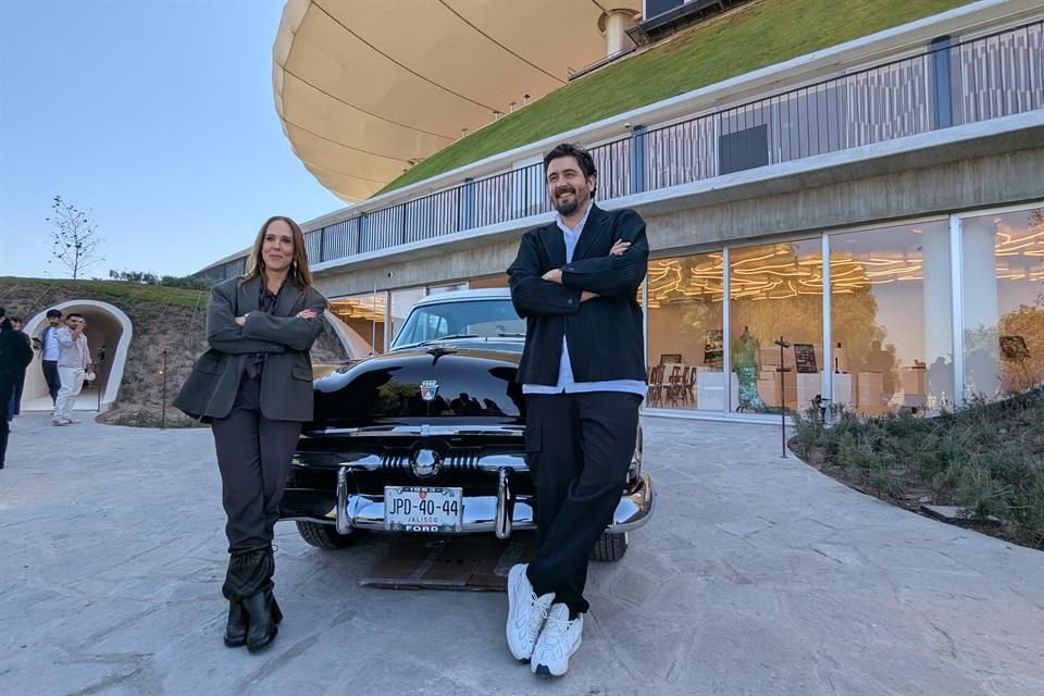 Amaury Vergara y Ana Karina Vázquez presidenta de la fundación Jorge Vergara en el recorrido del Museo JOVEM, en el estadio Akron en memoria de Jorge Vergara