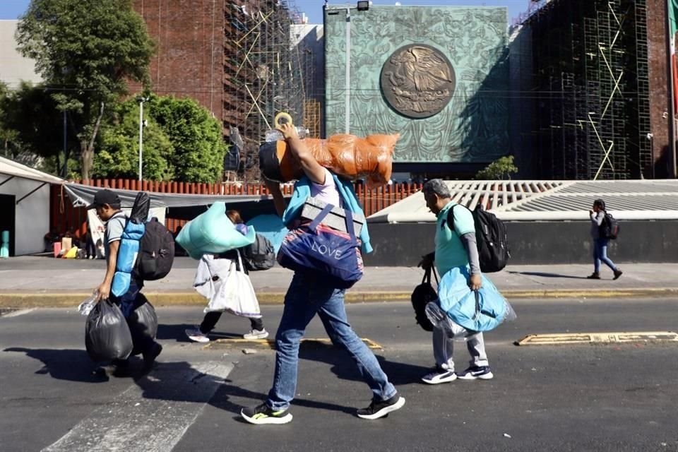 Los maestros de la CNTE retiraron su plantón en la Cámara de Diputados.