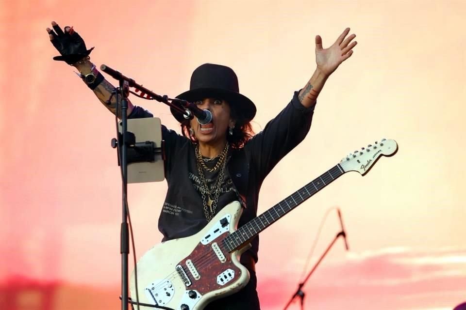 Linda Perry, vocalista del grupo, entonó 'Drop the Bomb'.