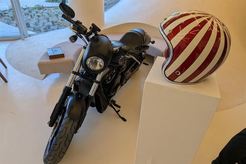 Concebido como un organismo vivo, el Jorge Vergara Museo (Jovem) se levanta entre la tierra y la luz del Estadio Akron, buscando integrar arte, innovación, naturaleza y memoria.