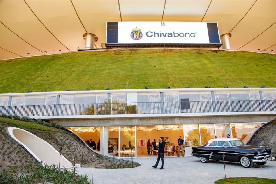 Concebido como un organismo vivo, el Jorge Vergara Museo (Jovem) se levanta entre la tierra y la luz del Estadio Akron, buscando integrar arte, innovación, naturaleza y memoria.