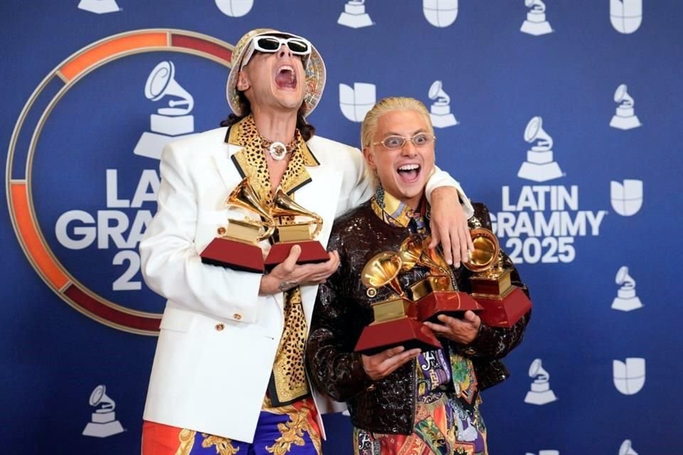 Minimizan Ca7riel y Paco Amoroso beso en la boca para celebrar sus Grammys; sólo gozan su amistad.