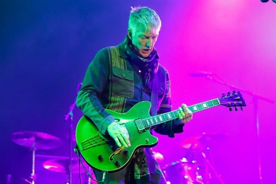 Queens of the Stone Age conquistó a  público de varias generaciones en el C. Capital, durante su primer día de actividades.