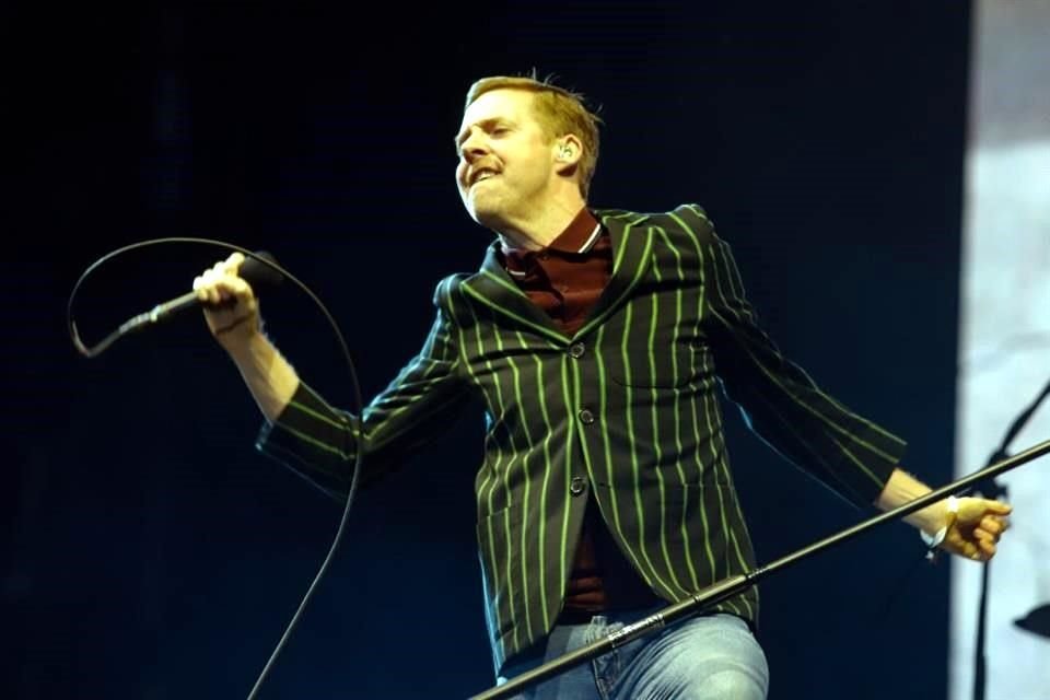 La banda británica Kaiser Chiefs contagió su fiebre rockera.
