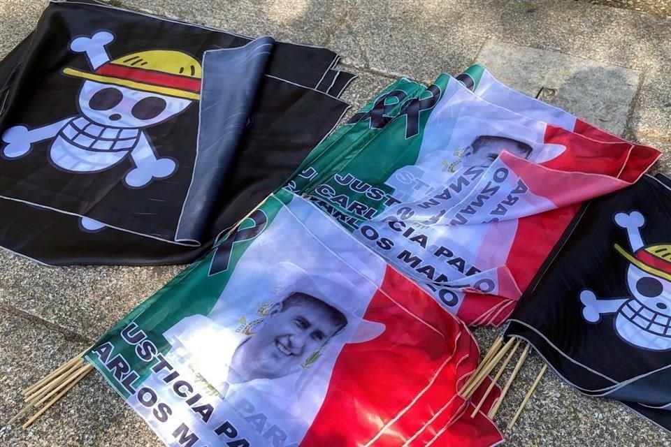 Banderas del anime 'One Piece' son el emblema de la marcha.