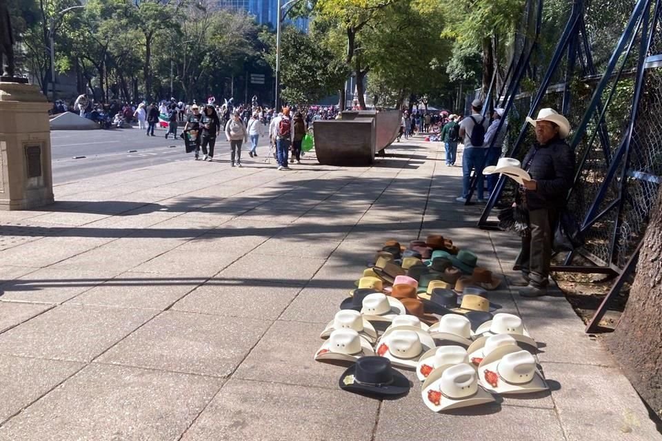 También venden sombreros en alusión a Carlos Manzo.