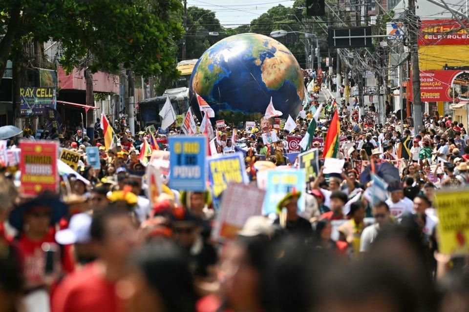 Miles de manifestantes marcharon en Belém para 'presionar' a los negociadores de la COP30 a que tomen medidas contra el cambio climático.