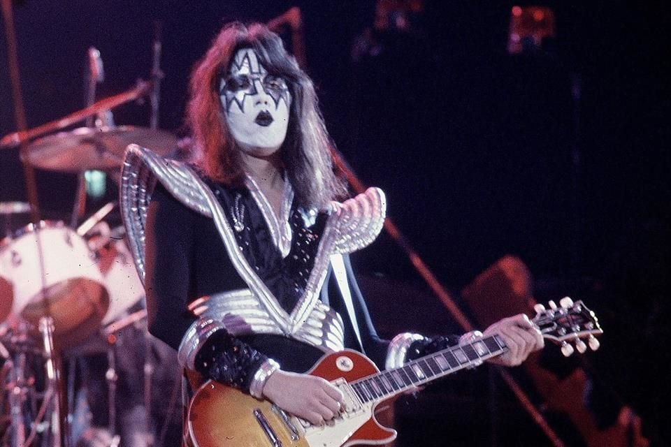 KISS rindió un emotivo homenaje a Ace Frehley en su primer concierto tras su muerte, recordándolo como un pilar esencial y eterno del rock.