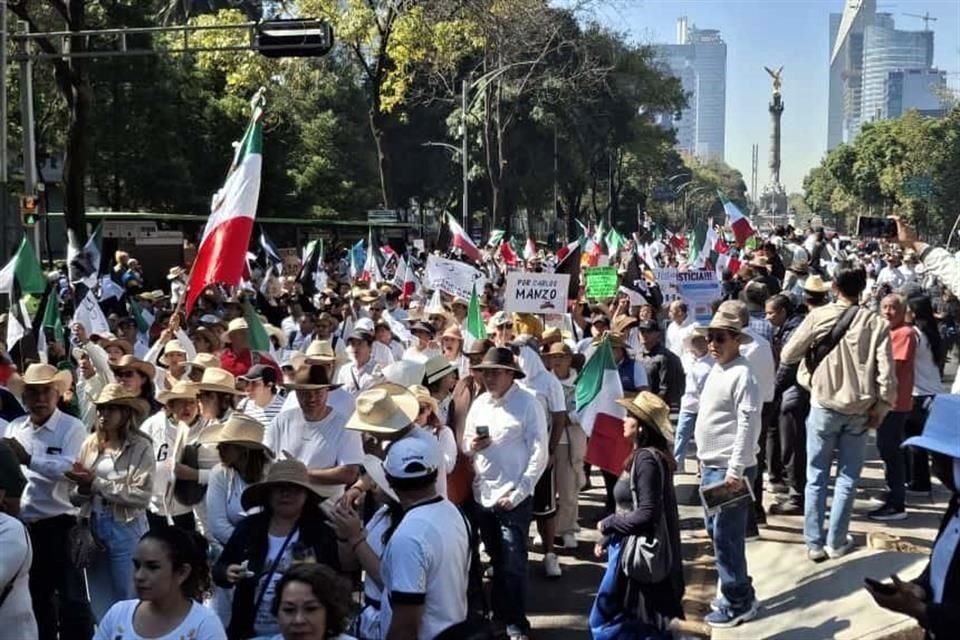 Los manifestantes gritan consignas contra Morena.