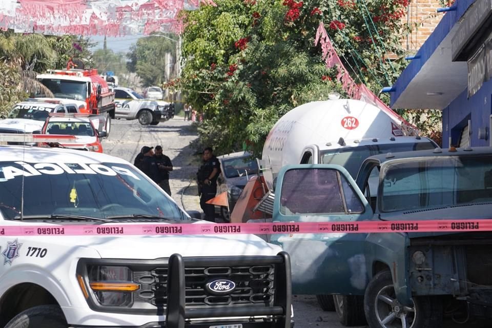 Cuando el trabajador de una empresa de gas llenaba el tanque de una finca, el freno de mano de la pipa falló y murió atropellado.