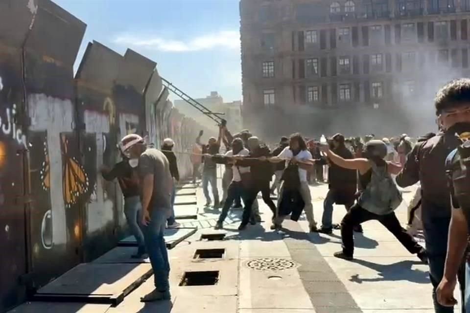 Algunos inconformes portan máscaras antigases.