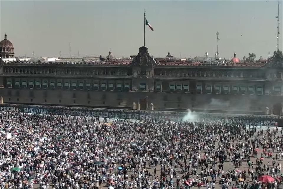 Los primeros contingentes de la marcha convocada por la Generación Z arribaron al Zócalo que se encuentra totalmente cercado por vallas.