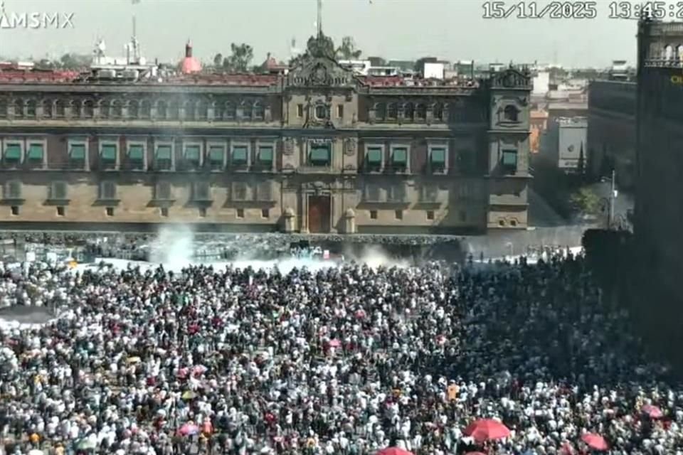 Grupo de encapuchados lograron derribar las vallas que protegías Palacio Nacional.