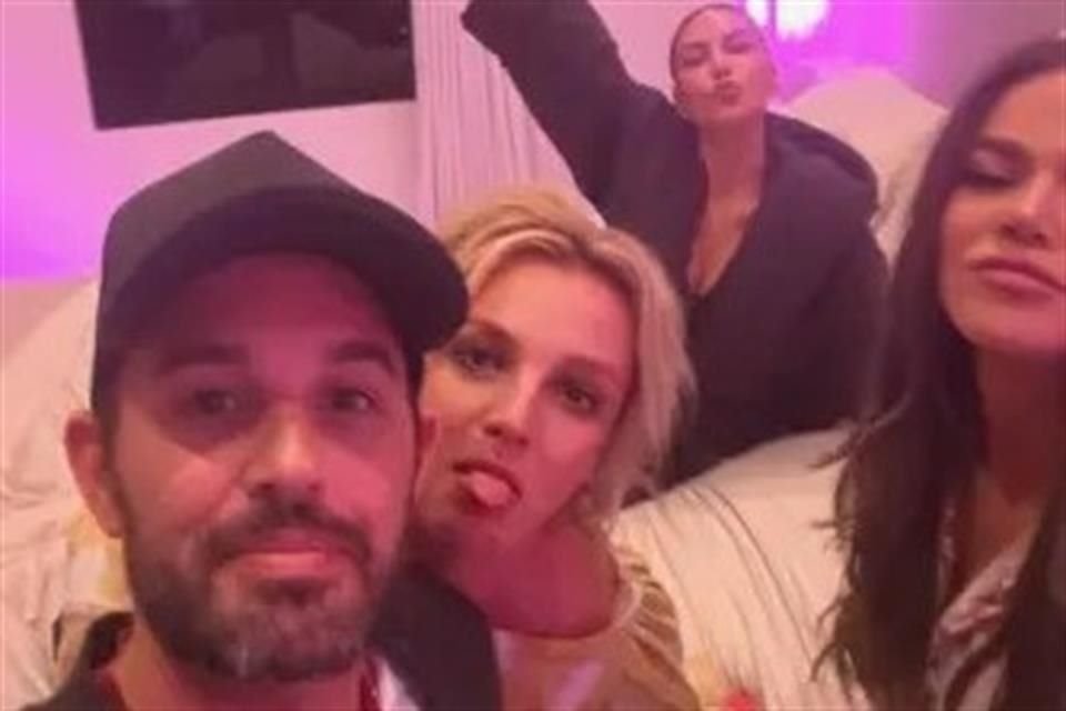 Kim, de 45 años, compartió un par de fotografías en las que posa con su clásico ángulo de selfie, mientras Spears, de 43, aparece sacando la lengua en un gesto juguetón.