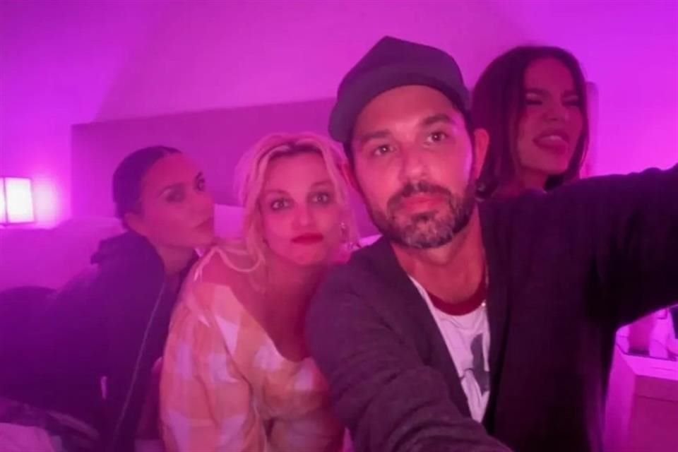 En una segunda imagen, tomada por Cade Hudson -mánager de Britney y amigo cercano- los cuatro aparecen sentados uno al lado del otro en el dormitorio, iluminados por una intensa luz rosa.