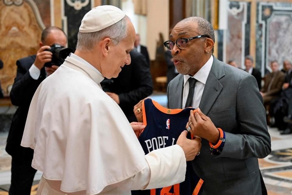 Spike Lee le regaló al Papa León XIV una camiseta de los Knicks durante un encuentro con estrellas de cine en el Vaticano.