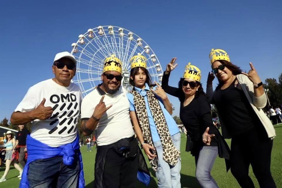 Visten accesorios relacionados al evento los asistentes entre risas y convivencia.