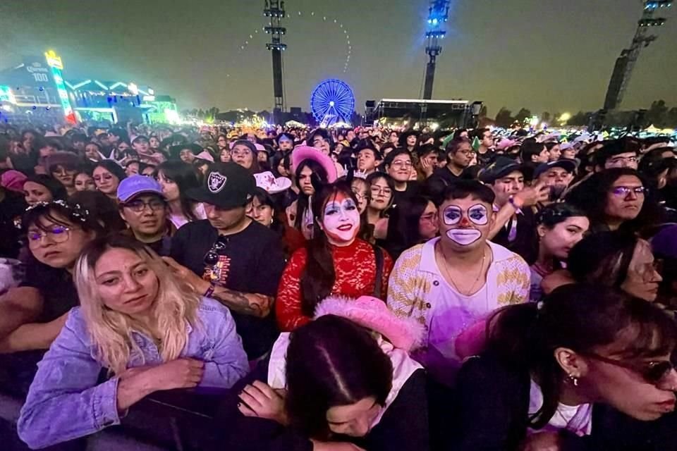 Así se reúnen los asistentes para tener la mejor vista a la llegada de su artista favorito.