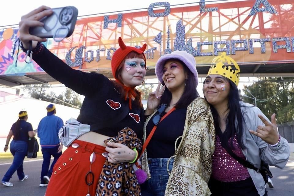 Asistentes compartiendo recuerdos en el segundo día del C.Capital.