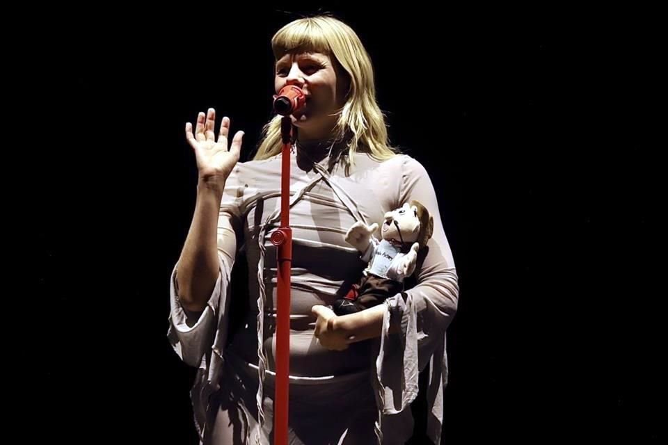 Aurora repitió la hazaña de ser ovacionada en el C. Capital y recibir un muñeco Dr, Simi con el que el público mexicano la reconoció.