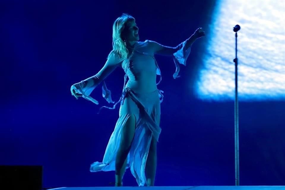 La cantante salió descalza al escenario para interpretar 'Churchyard'.